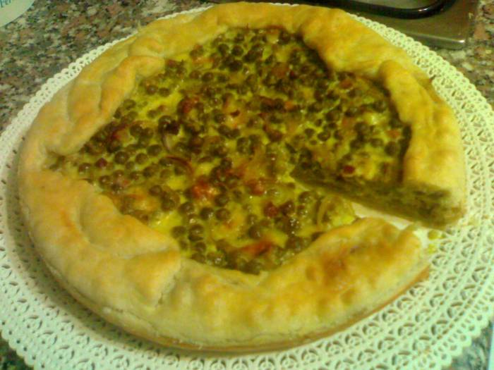 torta salata con pisellini e pancetta affumicata