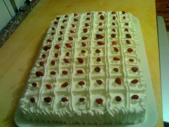 torta crema chantilly e fragole di bosco