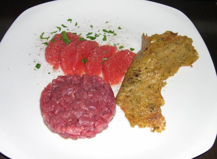 Tartar di filetto di manzo,pompelmo rosa e foglia di polenta