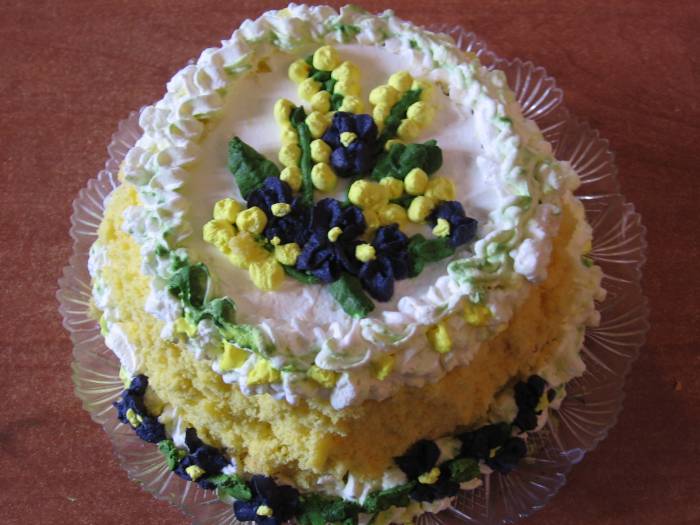 torta mimosa con decori di panna