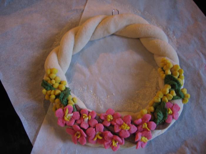 pasta al sale: ghirlandina  con fiori di pesco  e mimosa