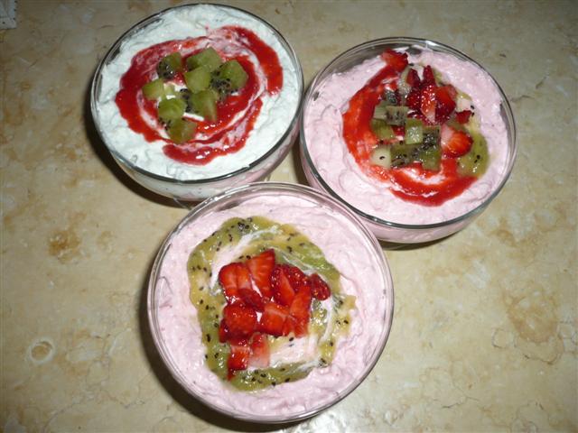 Mousse di panna, fragole e kiwi
