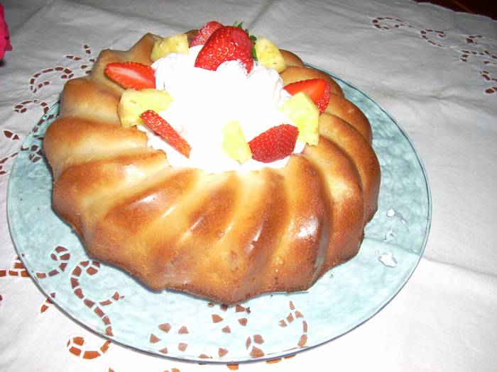 Ciambellone e muffins allo yogurt con fragole e ananas