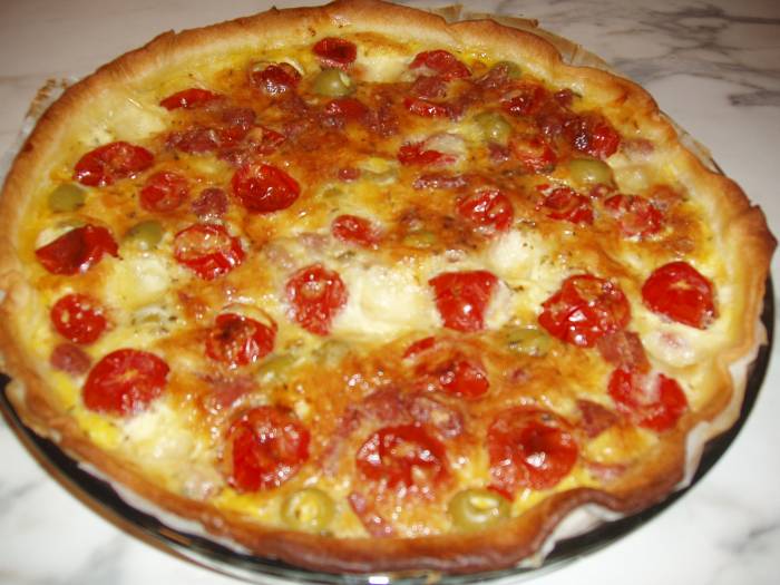 Quiche di pomodori, olive e salame